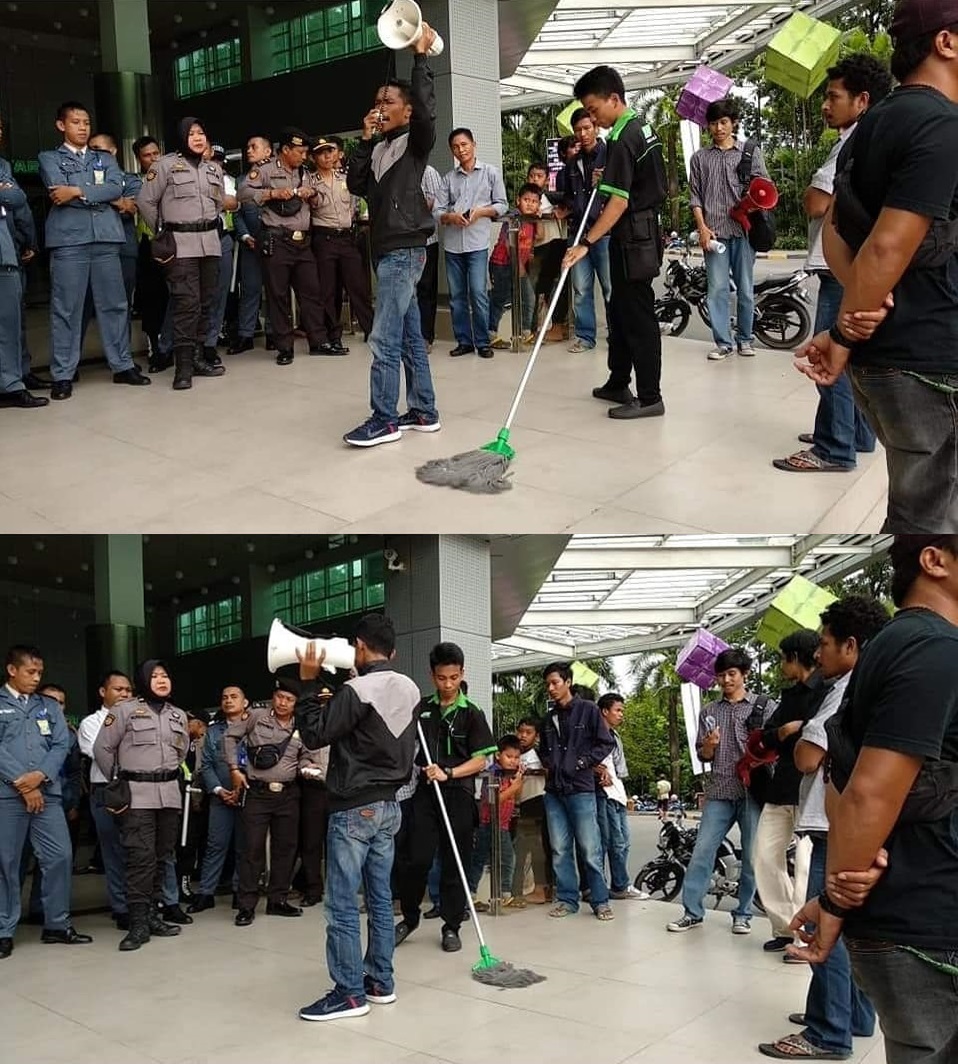Aksi cleaning service di tengah demo boikot Dilan ini jadi sorotan