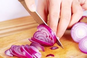 12 Cara memotong bawang merah tanpa bikin mata menangis