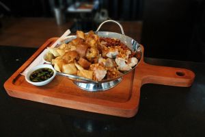 Bubur goreng ini menggugah selera, gurihnya sampai suapan terakhir lho