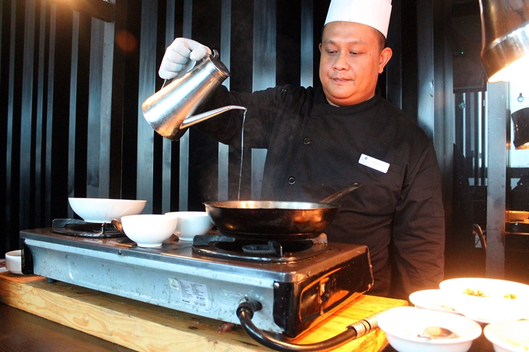 Bubur goreng ini menggugah selera, gurihnya sampai suapan terakhir lho