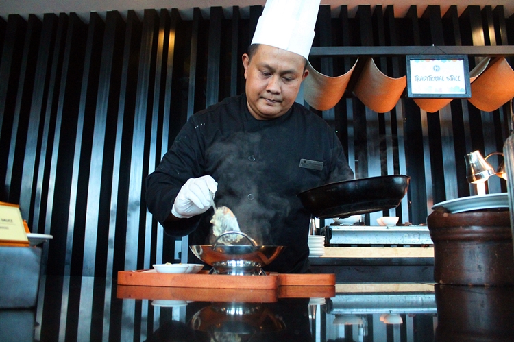 Bubur goreng ini menggugah selera, gurihnya sampai suapan terakhir lho