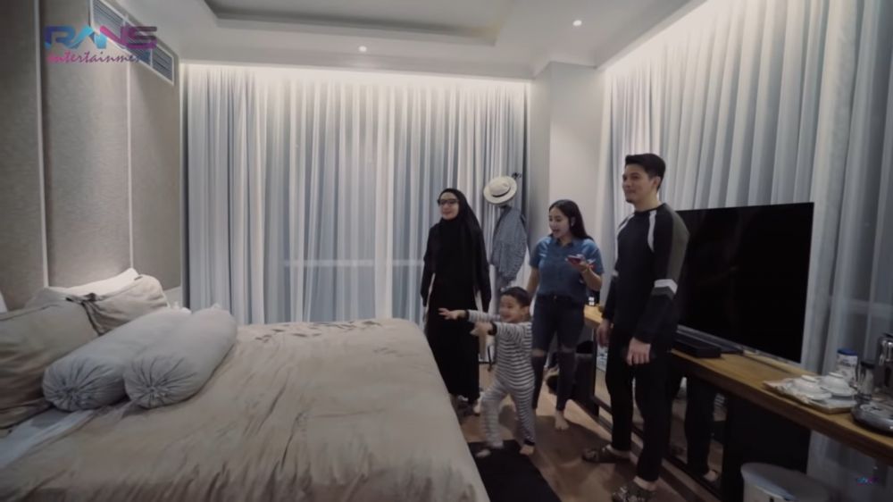 10 Penampakan apartemen mewah Zaskia Sungkar, elegan abis