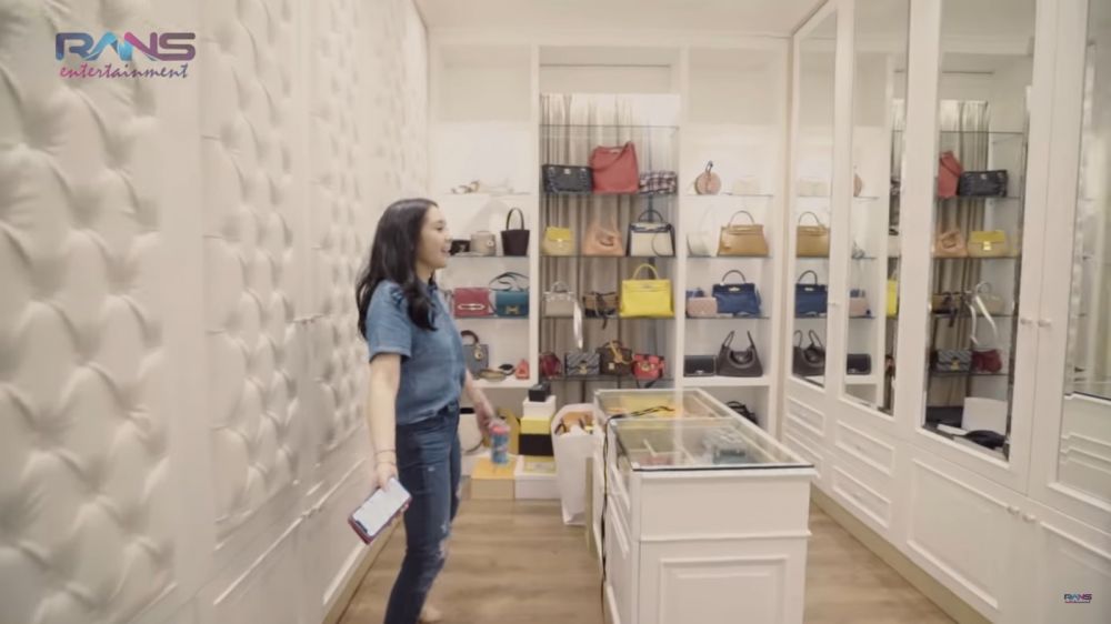 10 Penampakan apartemen mewah Zaskia Sungkar, elegan abis