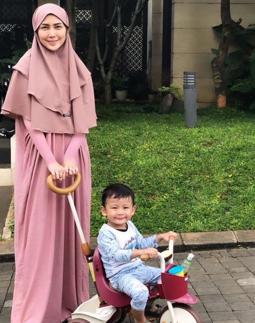 7 Potret Fenita Arie tanpa makeup, cantiknya tampak alami