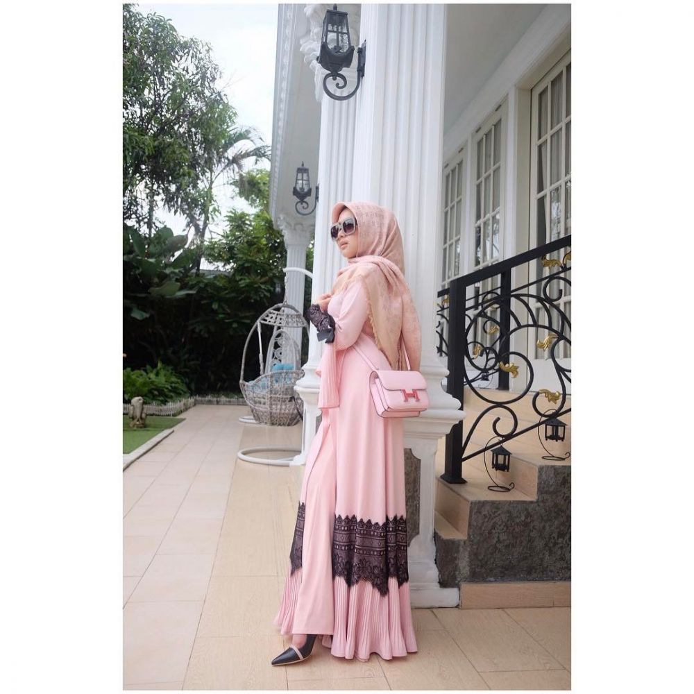 Biasa tampil cetar, ini 8 potret Syahrini pakai gamis