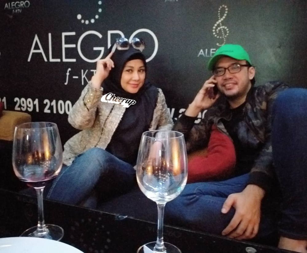 8 Momen kebersamaan Sandy Tumiwa & Vivi Paris, selalu romantis