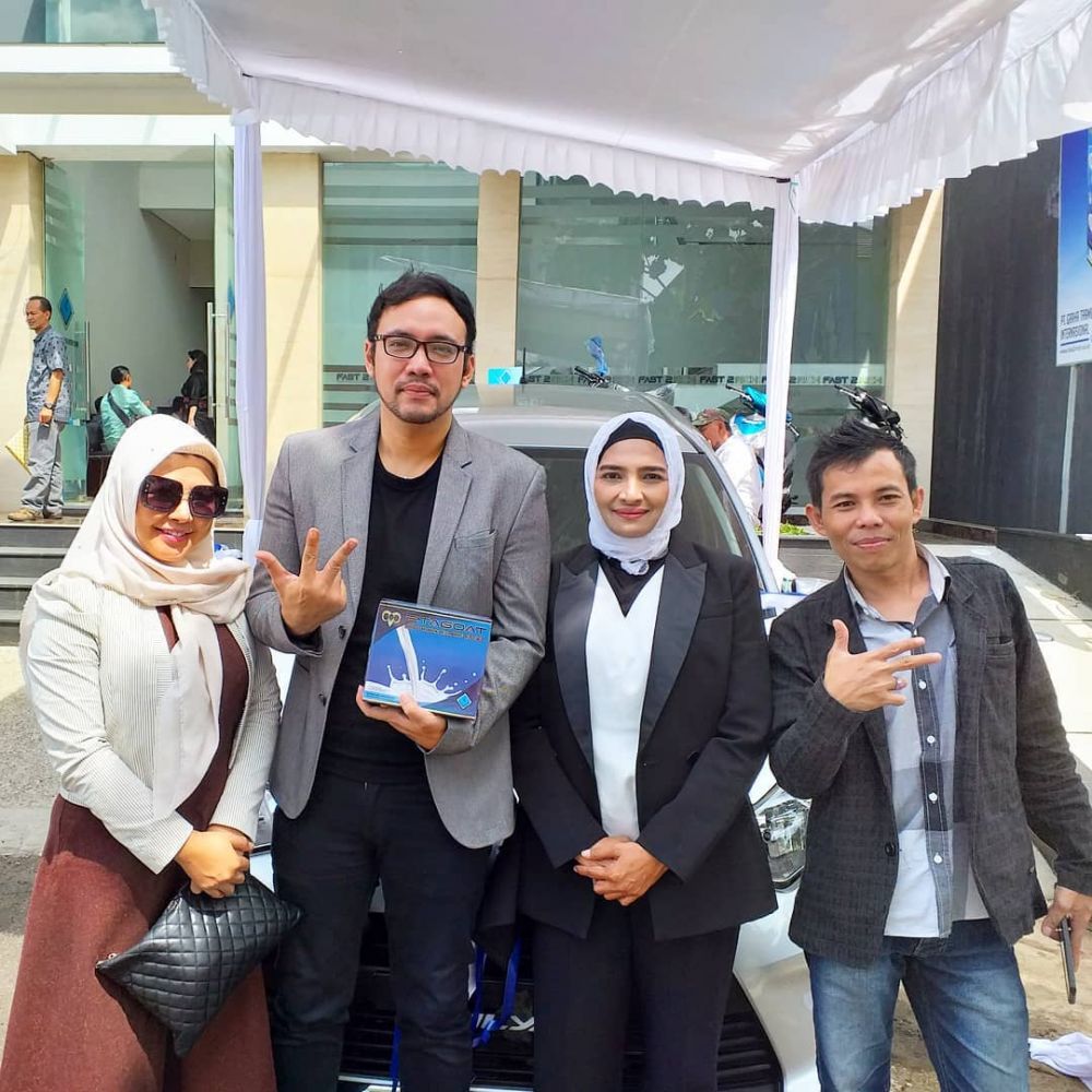 8 Momen kebersamaan Sandy Tumiwa & Vivi Paris, selalu romantis