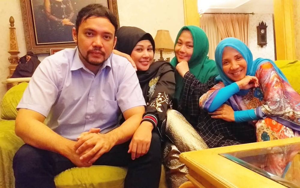 8 Momen kebersamaan Sandy Tumiwa & Vivi Paris, selalu romantis