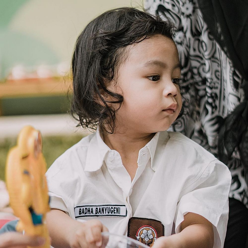8 Potret balita seleb kenakan seragam SMA, jadi ABG imut