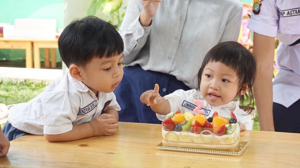 8 Potret balita seleb kenakan seragam SMA, jadi ABG imut