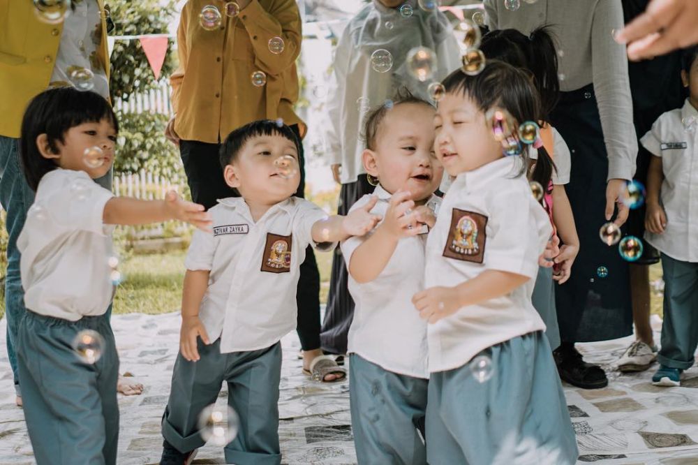 8 Potret balita seleb kenakan seragam SMA, jadi ABG imut