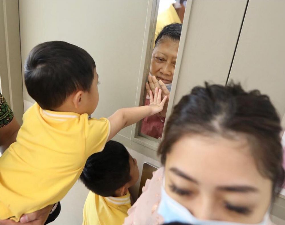 6 Potret Ani Yudhoyono melepas rindu cucu dari balik pintu, bikin haru