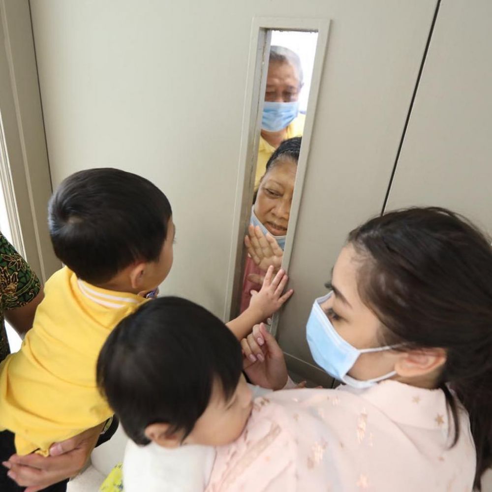6 Potret Ani Yudhoyono melepas rindu cucu dari balik pintu, bikin haru
