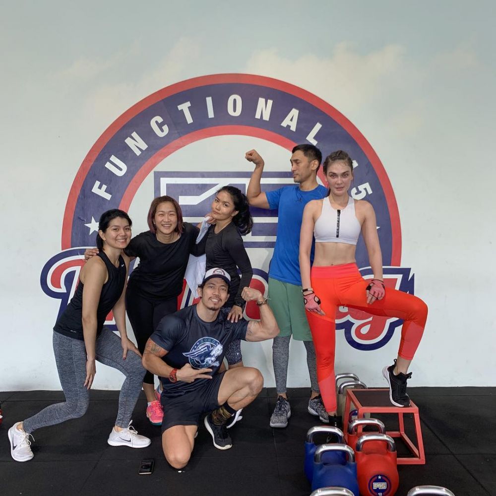 11 Potret Luna Maya keringetan saat olahraga, bikin susah kedip