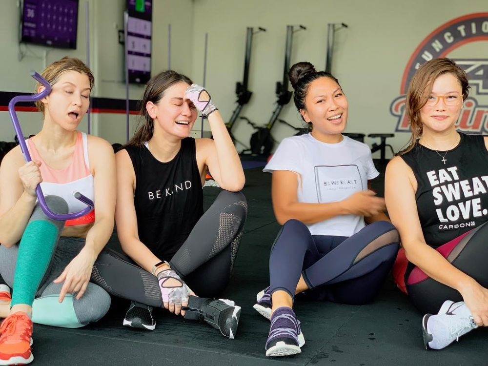 11 Potret Luna Maya keringetan saat olahraga, bikin susah kedip