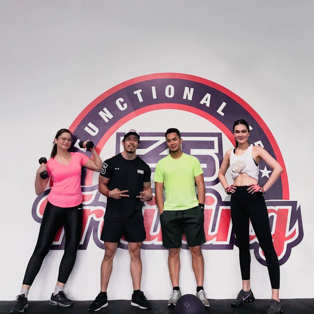 11 Potret Luna Maya keringetan saat olahraga, bikin susah kedip