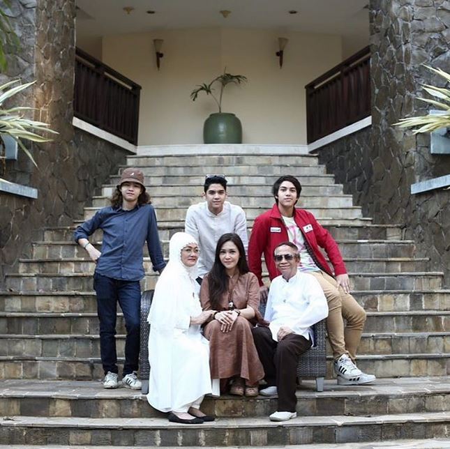 Jarang terekspos, ini 8 potret hangat Maia Estianty & ibundanya