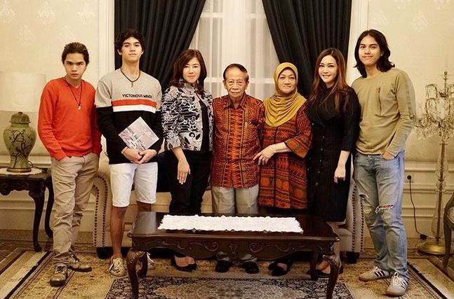 Jarang terekspos, ini 8 potret hangat Maia Estianty & ibundanya