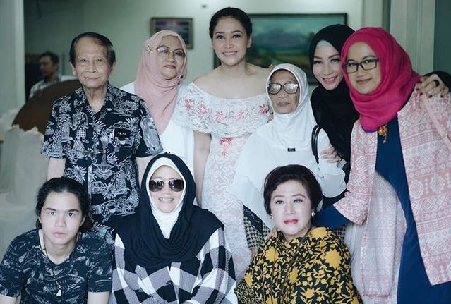 Jarang terekspos, ini 8 potret hangat Maia Estianty & ibundanya