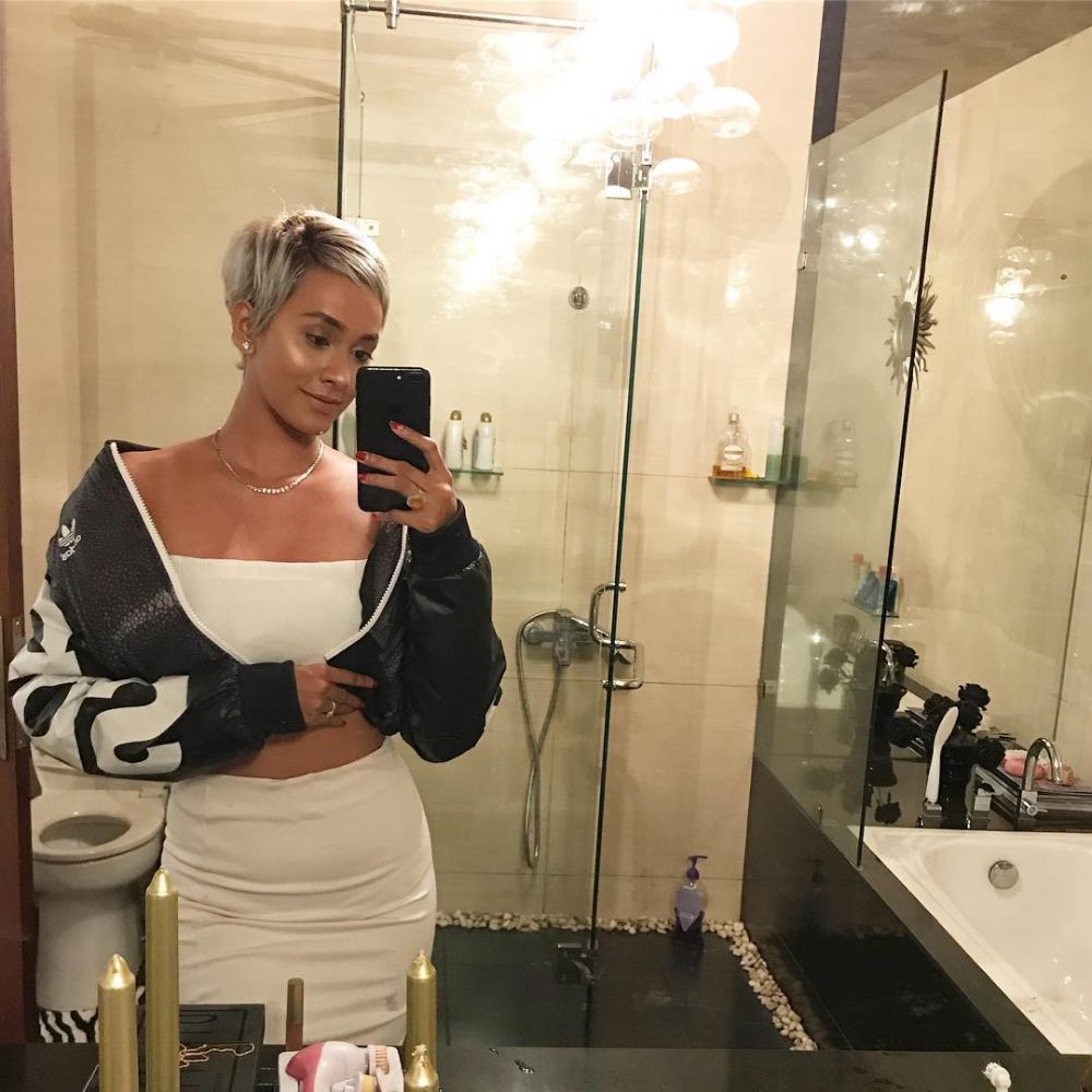 8 Outfit hamil ala model Kimmy Jayanti, tetap tampil seksi