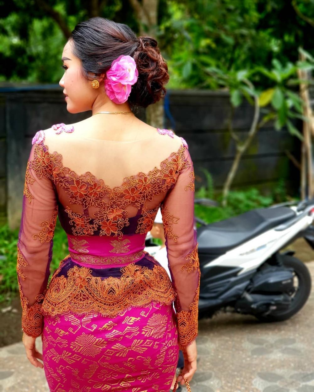 Cewek Bali ini punya pinggang super ramping, 7 potretnya bikin iri