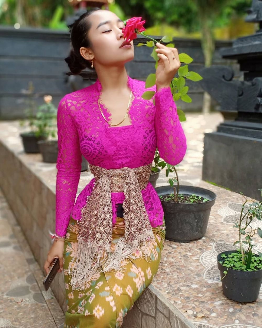 Cewek Bali ini punya pinggang super ramping, 7 potretnya bikin iri