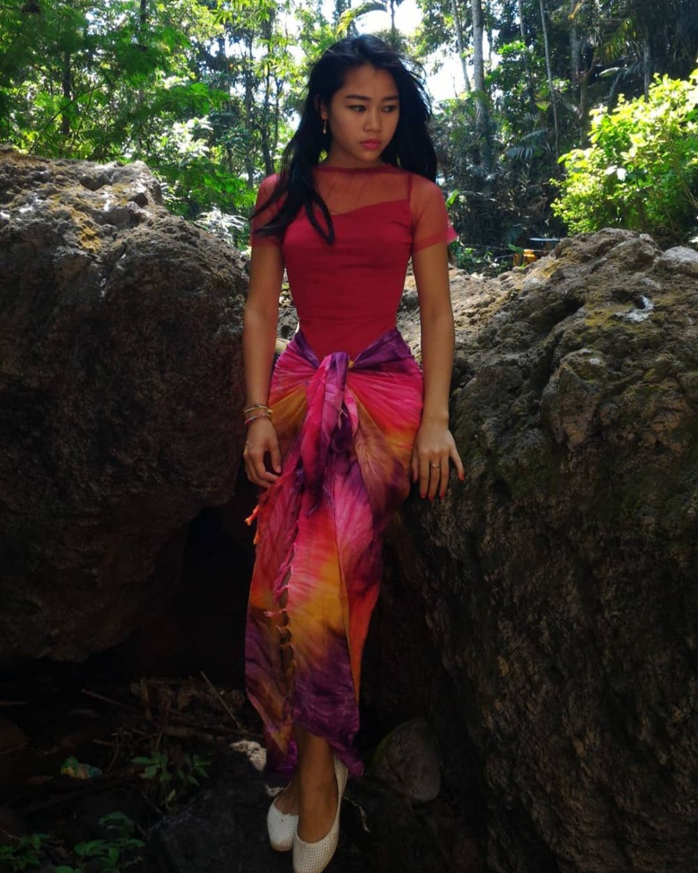 Cewek Bali ini punya pinggang super ramping, 7 potretnya bikin iri