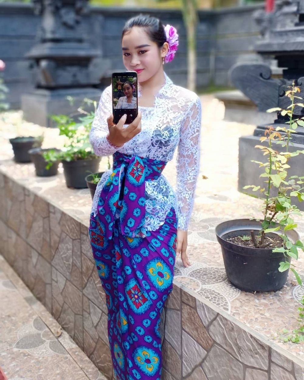 Cewek Bali ini punya pinggang super ramping, 7 potretnya bikin iri