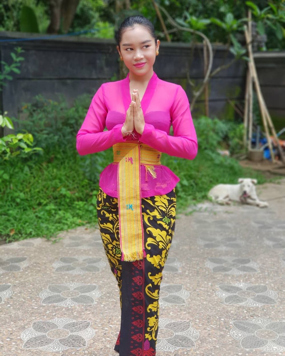 Cewek Bali ini punya pinggang super ramping, 7 potretnya bikin iri