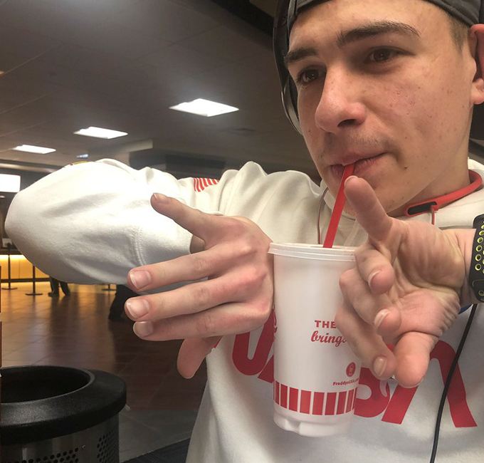 15 Cara orang pegang gelas ini dijamin bikin tepuk jidat