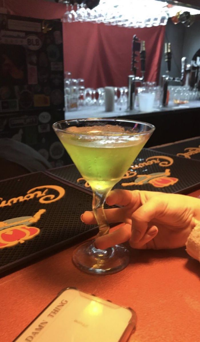 15 Cara orang pegang gelas ini dijamin bikin tepuk jidat