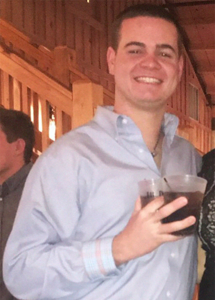 15 Cara orang pegang gelas ini dijamin bikin tepuk jidat