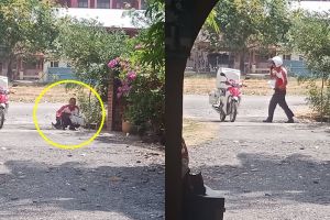 Potret kurir cari bayangan pohon untuk berteduh ini bikin sedih