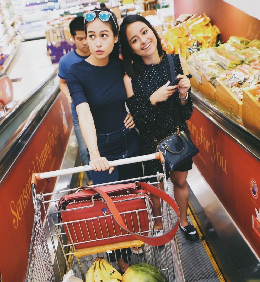 13 Potret kebersamaan Maudy Ayunda & Amanda, sibling goals abis