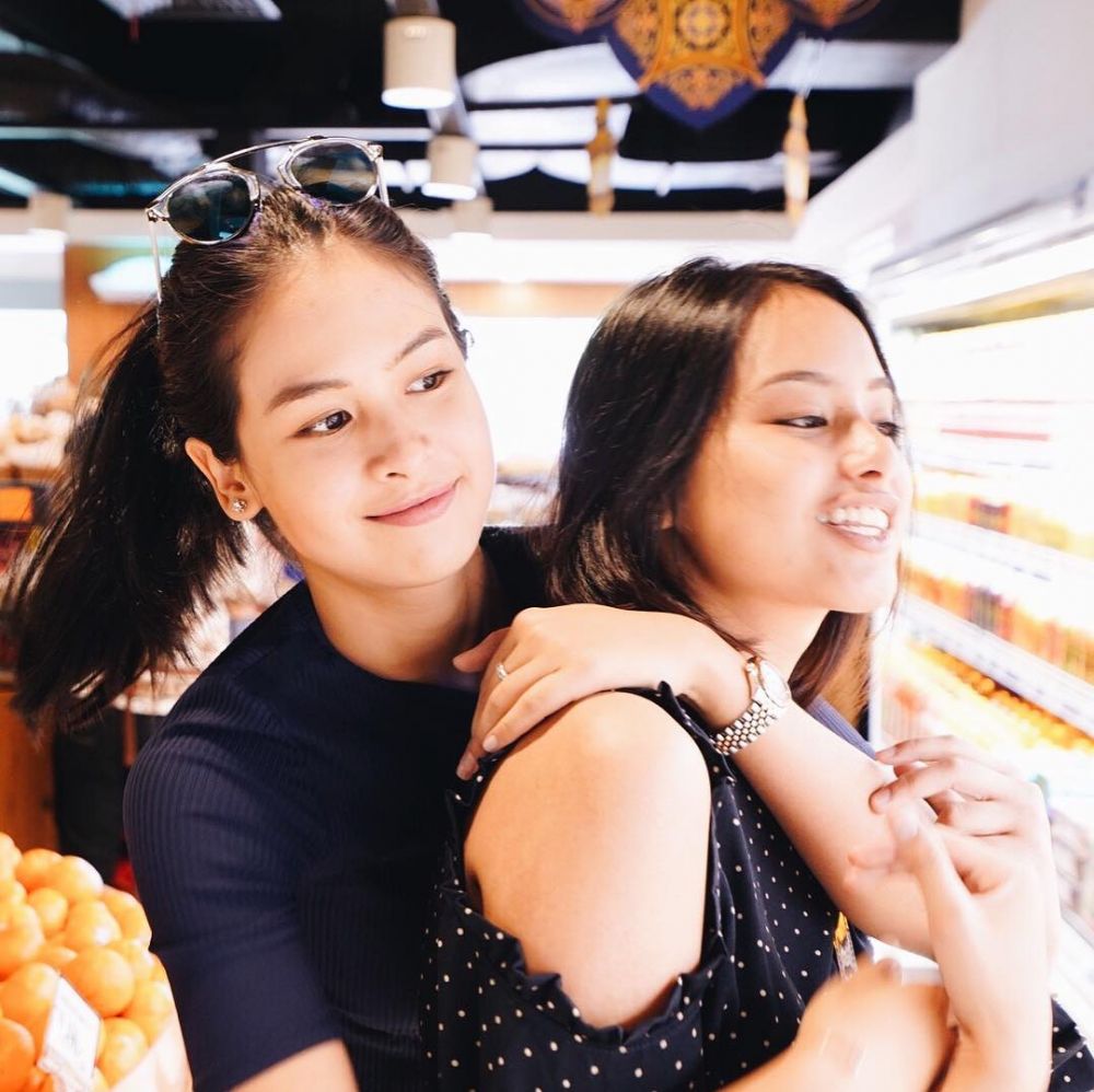 13 Potret kebersamaan Maudy Ayunda & Amanda, sibling goals abis