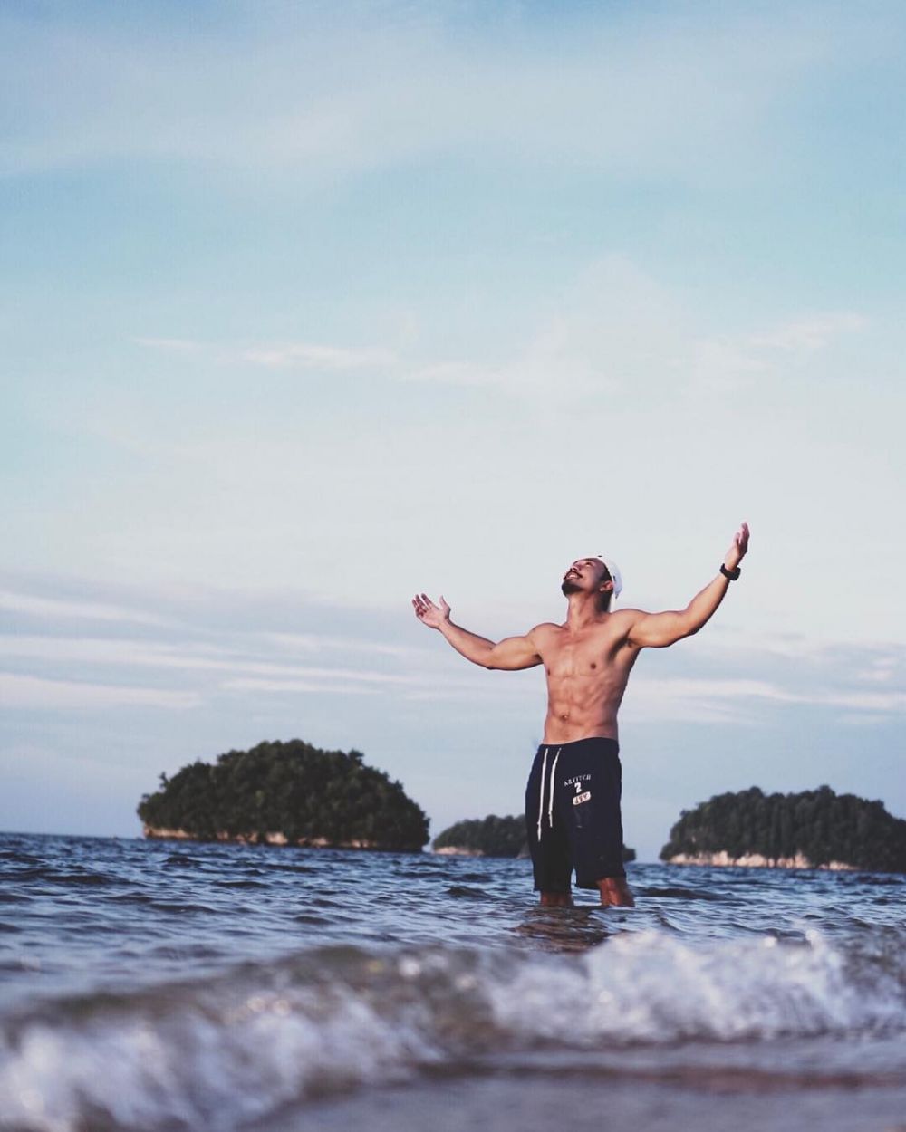 7 Potret Denny Sumargo saat pamer dada bidang, bikin gagal fokus