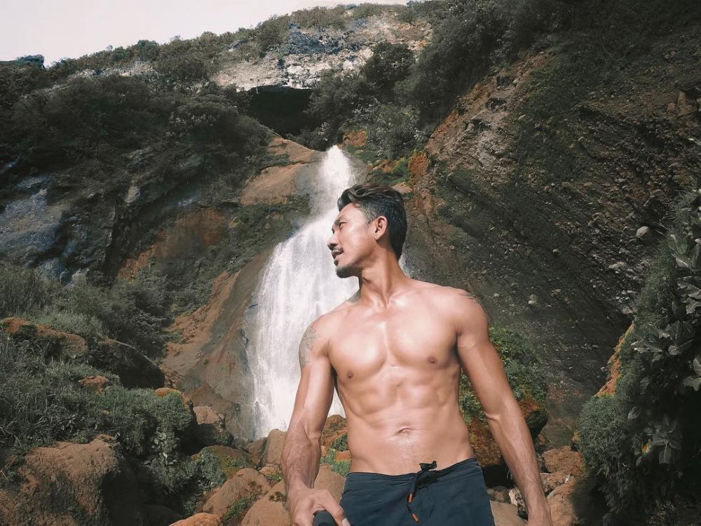 7 Potret Denny Sumargo saat pamer dada bidang, bikin gagal fokus