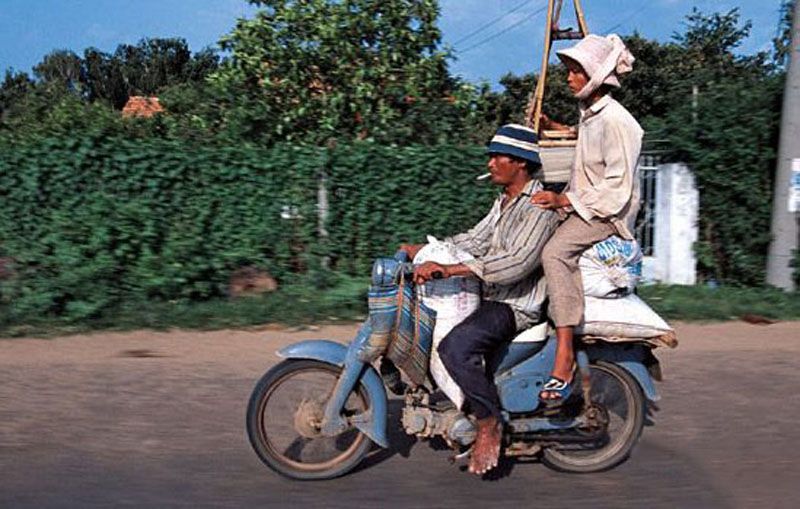 12 Aksi bapak-bapak saat mengendarai motor ini ngeri-ngeri sedap