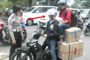 12 Aksi bapak-bapak saat mengendarai motor ini ngeri-ngeri sedap