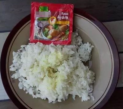 12 Menu makan orang Indonesia ini absurd, semua dicampur pakai nasi