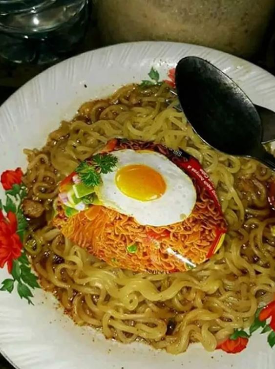 12 Menu makan orang Indonesia ini absurd, semua dicampur pakai nasi