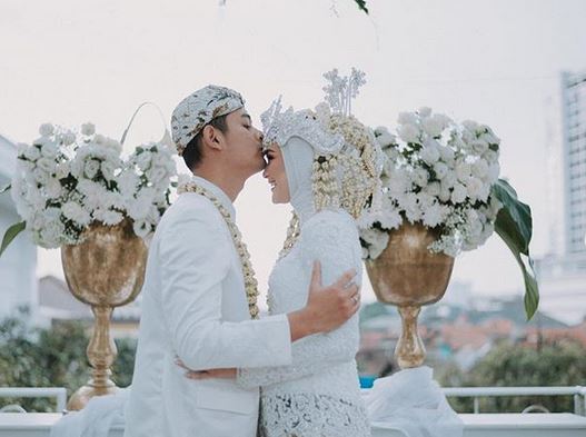 Potret mesra 9 seleb yang menikah di awal 2019, bikin baper