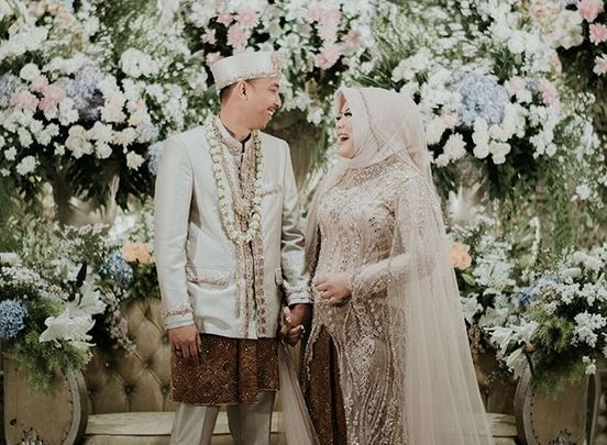 Potret mesra 9 seleb yang menikah di awal 2019, bikin baper