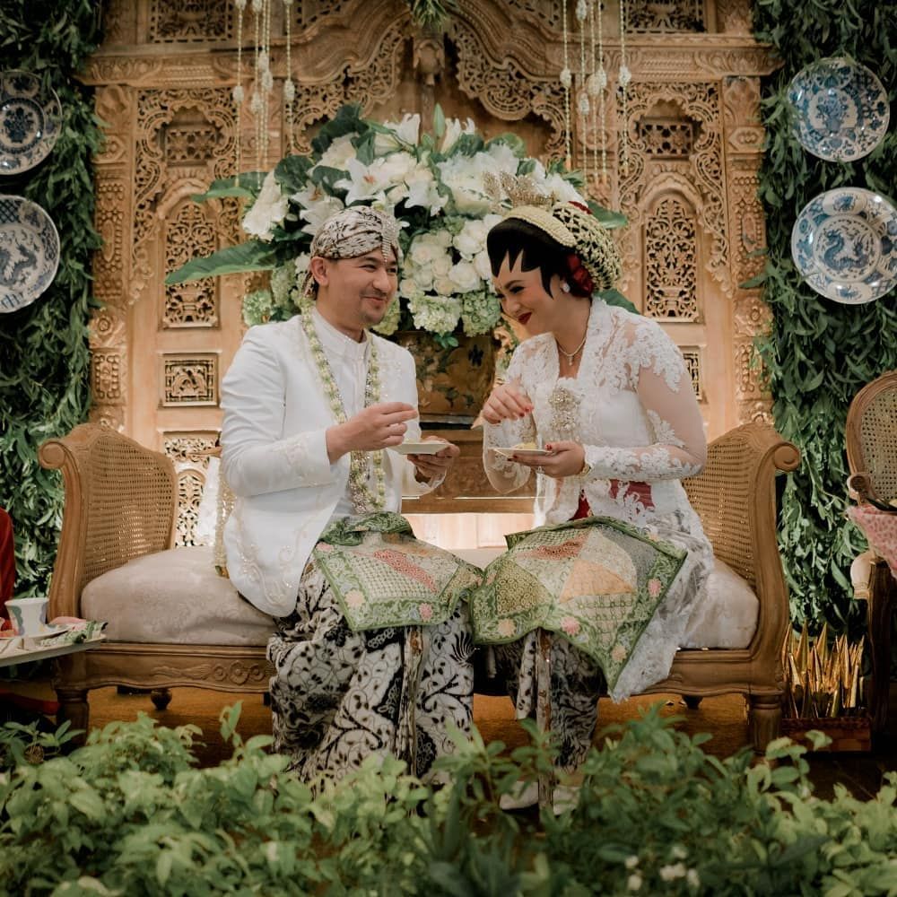 Potret mesra 9 seleb yang menikah di awal 2019, bikin baper