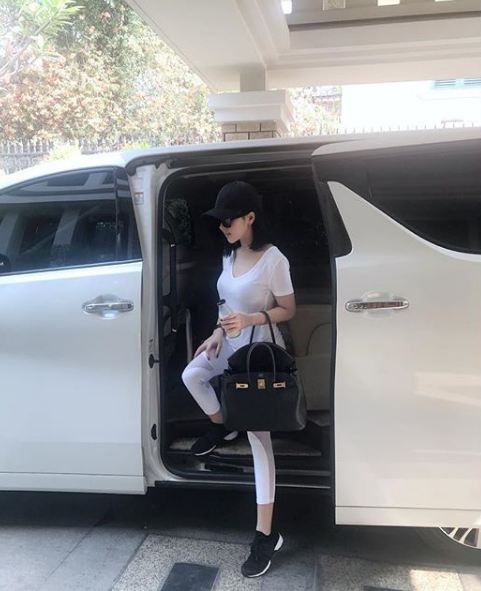 12 Gaya fashion Syahrini saat di mobil mewah, selalu cetar