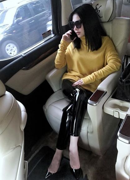 12 Gaya fashion Syahrini saat di mobil mewah, selalu cetar