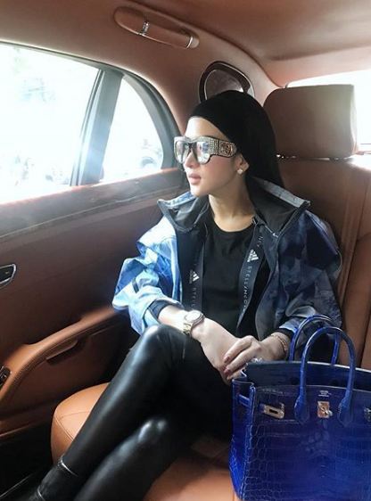 12 Gaya fashion Syahrini saat di mobil mewah, selalu cetar