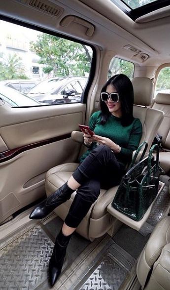 12 Gaya fashion Syahrini saat di mobil mewah, selalu cetar