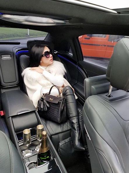 12 Gaya fashion Syahrini saat di mobil mewah, selalu cetar