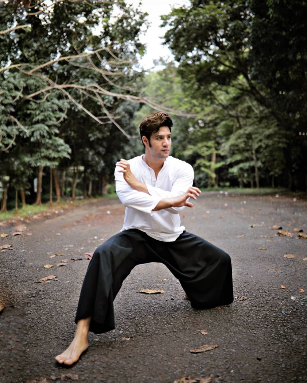 8 Potret Ammar Zoni saat bergaya silat harimau, auranya sangar 